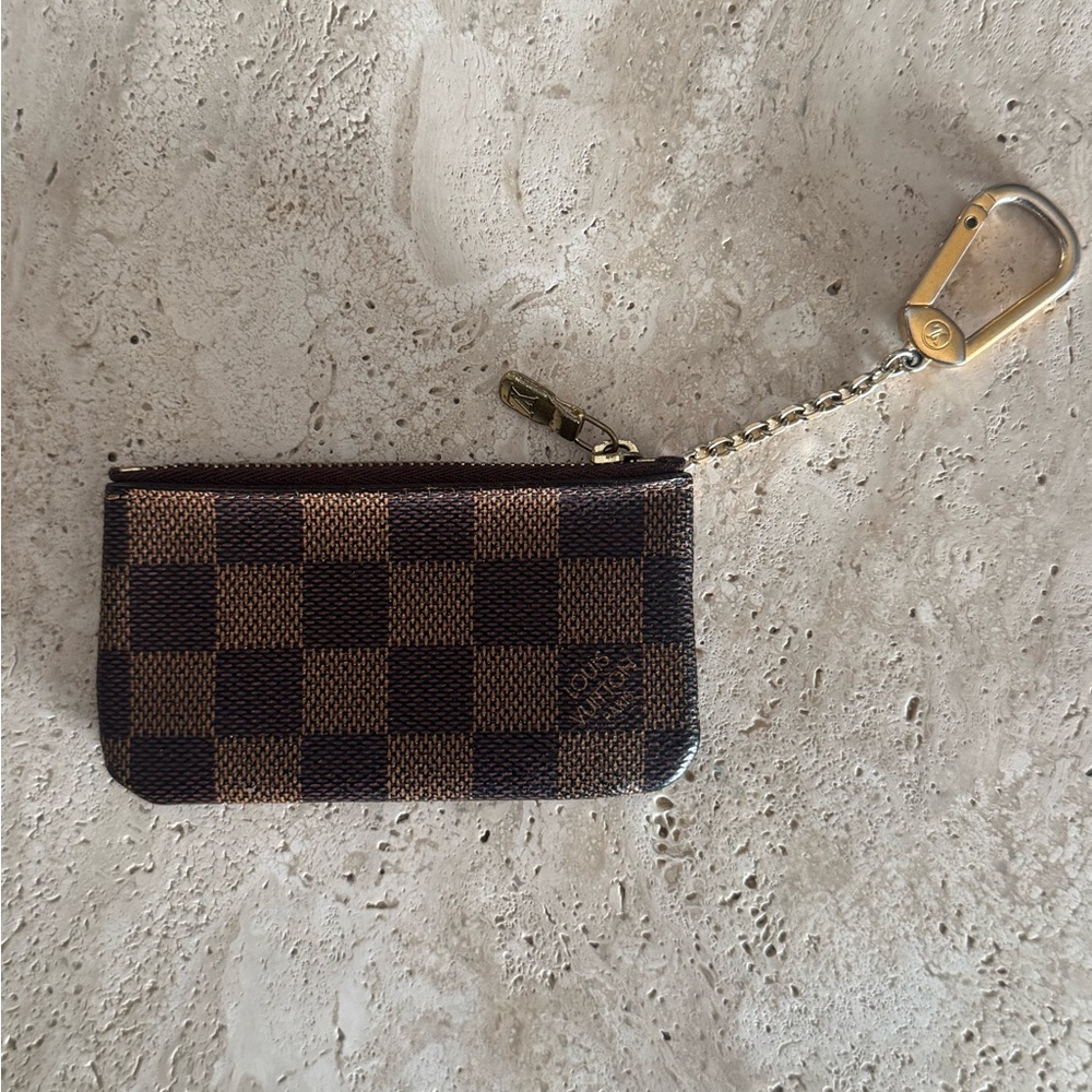 100% authentic LOUIS VUITTON key pouch. Leather in perfect condition